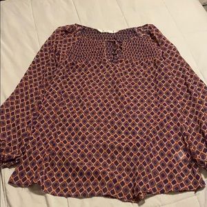 Printed long sleeve top.